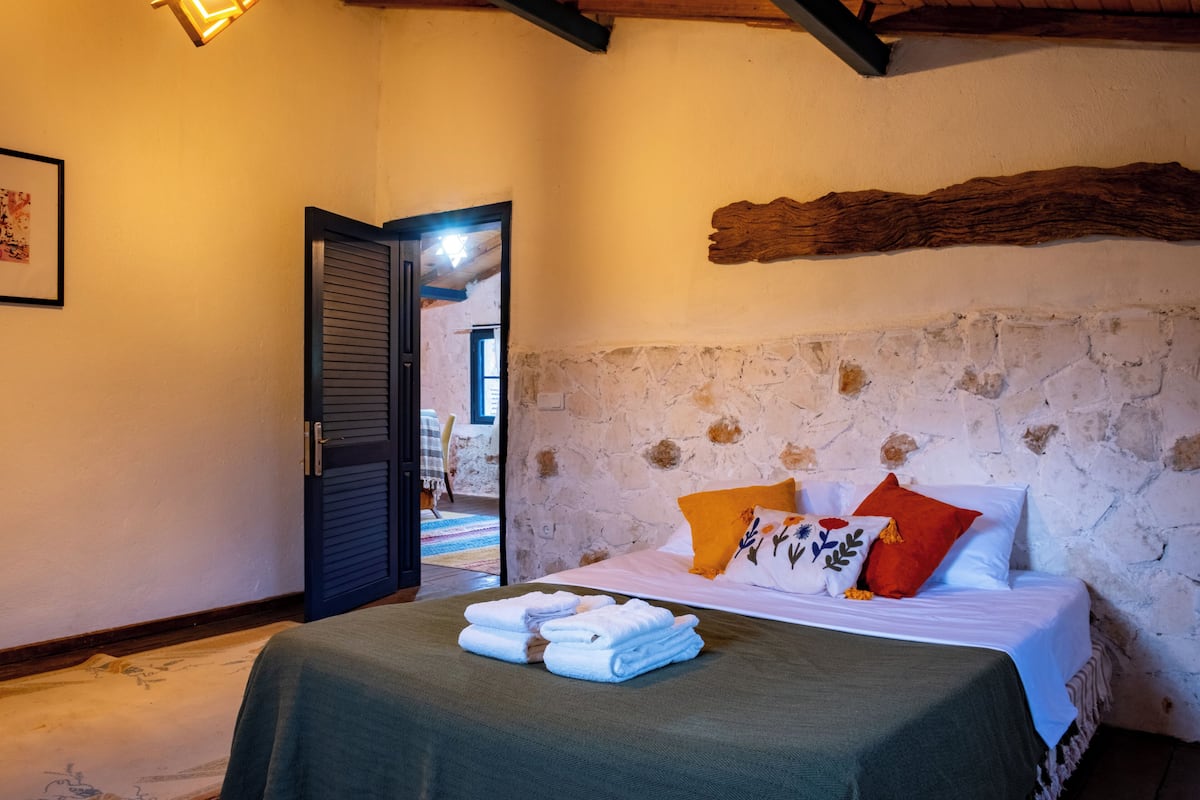 Cottage truyền thống | 2 phòng ngủ, bàn, khu vực làm việc phù hợp cho laptop