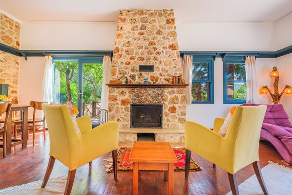 Traditional-Baumhaus | Schreibtisch, laptopgeeigneter Arbeitsplatz, Bügeleisen/Bügelbrett