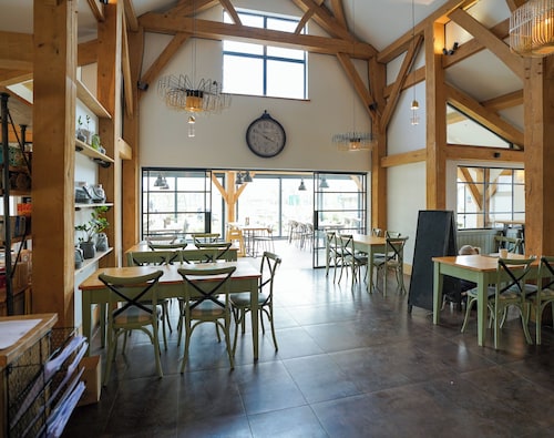 Toad Hall: Pet-Friendly Family Stay, Lake Access