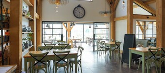 Toad Hall: Pet-Friendly Family Stay, Lake Access