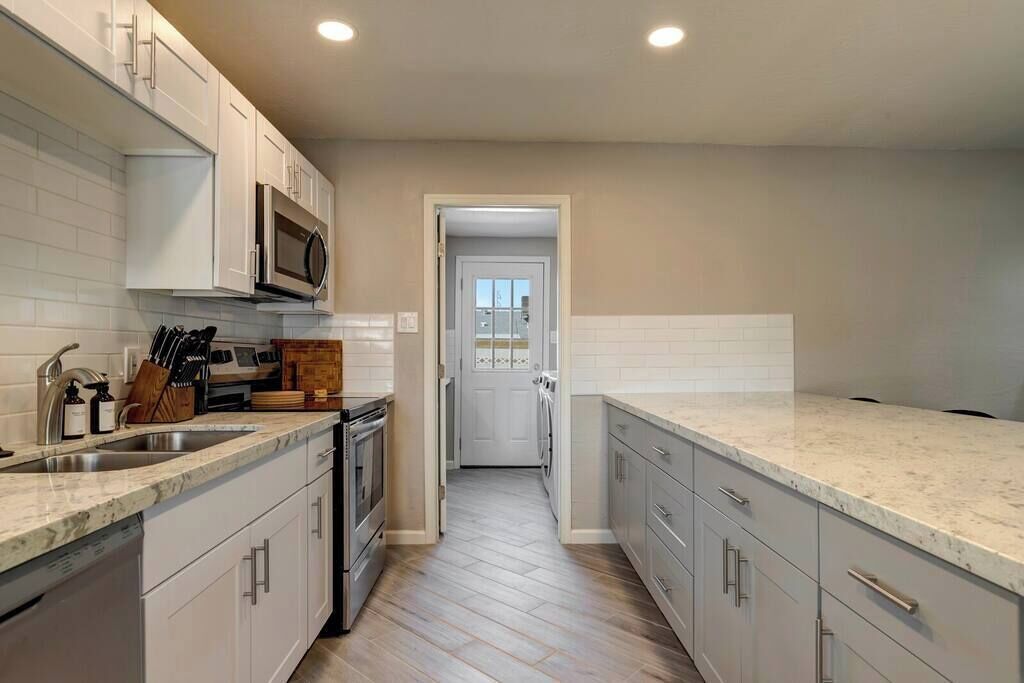 ثلاجة، ميكروويف، فرن، موقد طهي مسطح