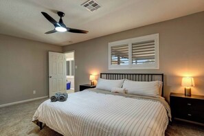 4 bedrooms, iron/ironing board, WiFi, bed sheets - Luxurious Scottsdale Retreat w/Cozy Brand New Pool (Scottsdale)