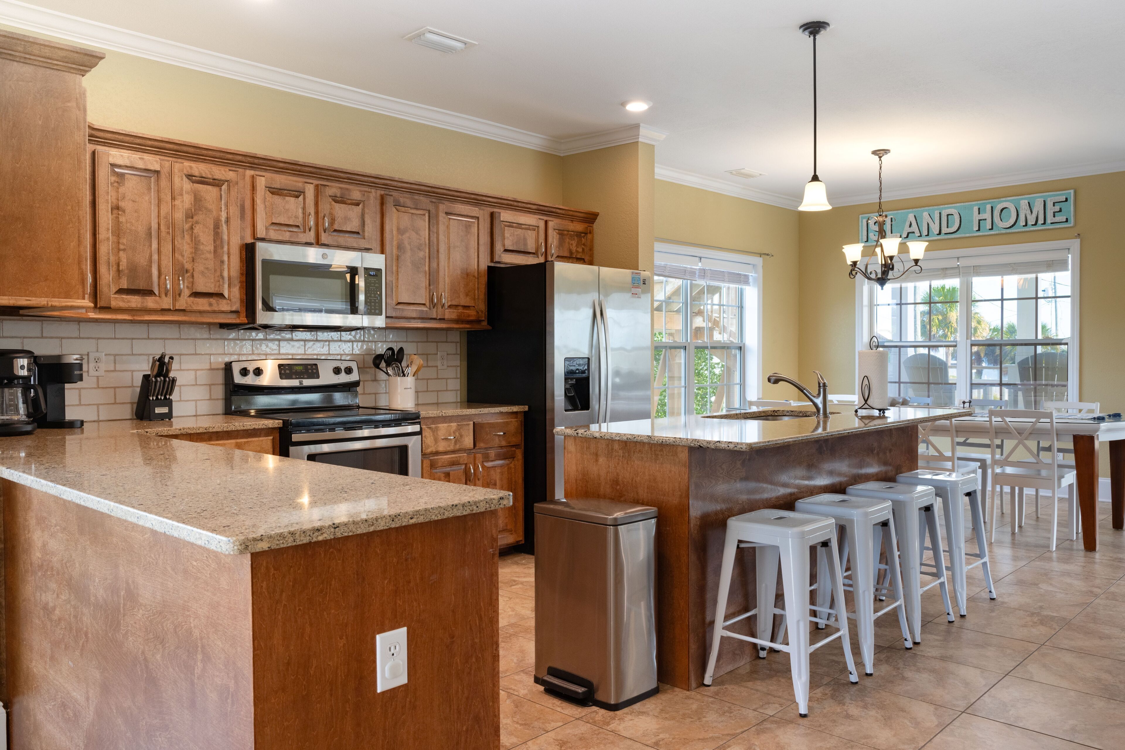 ثلاجة، ميكروويف، فرن، موقد طهي مسطح