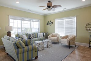 Télévision, baby-foot, livres