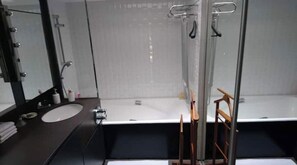 Dusj, hårføner, håndklær og såpe