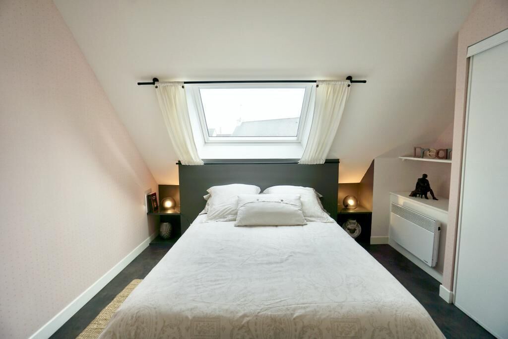 Tabla de planchar con plancha, wifi gratis y ropa de cama 