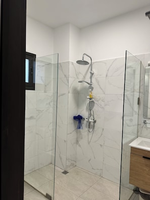 Shower, hair dryer, bidet, towels - Retrouver ses Racines par des Moments en Famille (Abidjan)