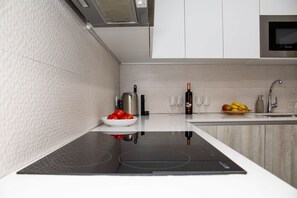 Een koelkast, een microgolfoven, een oven, een kookplaat