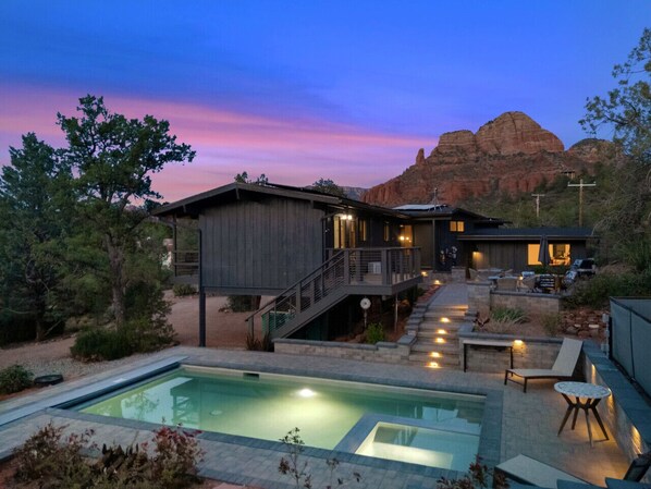 A heated pool - Scenic Sedona Getaway w/ Pool & Hot Tub - 5 mins to Cathedral Rock (Sedona)