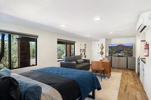 5 slaapkamers, een bureau, een strijkplank/strijkijzer, reisbedje