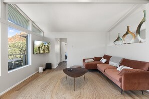 Smart-tv, boeken, een stereo en een computerscherm