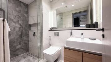 Douche, serviettes fournies, papier toilette