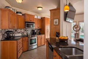 Fridge, microwave, oven, stovetop - Lake Front, Lake Access, Fire Pit, Sleeps 12 (Eureka Springs)