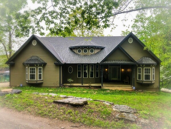 Exterior - Lake Front, Lake Access, Fire Pit, Sleeps 12 (Eureka Springs)