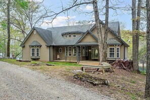 Exterior - Lake Front, Lake Access, Fire Pit, Pet Friendly (Eureka Springs)