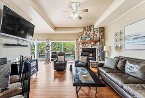 Televisio, takka, työhuone