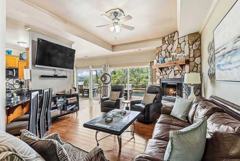 Télévision, cheminée, espaces bureaux