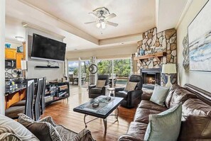 Televisio, takka, työhuone