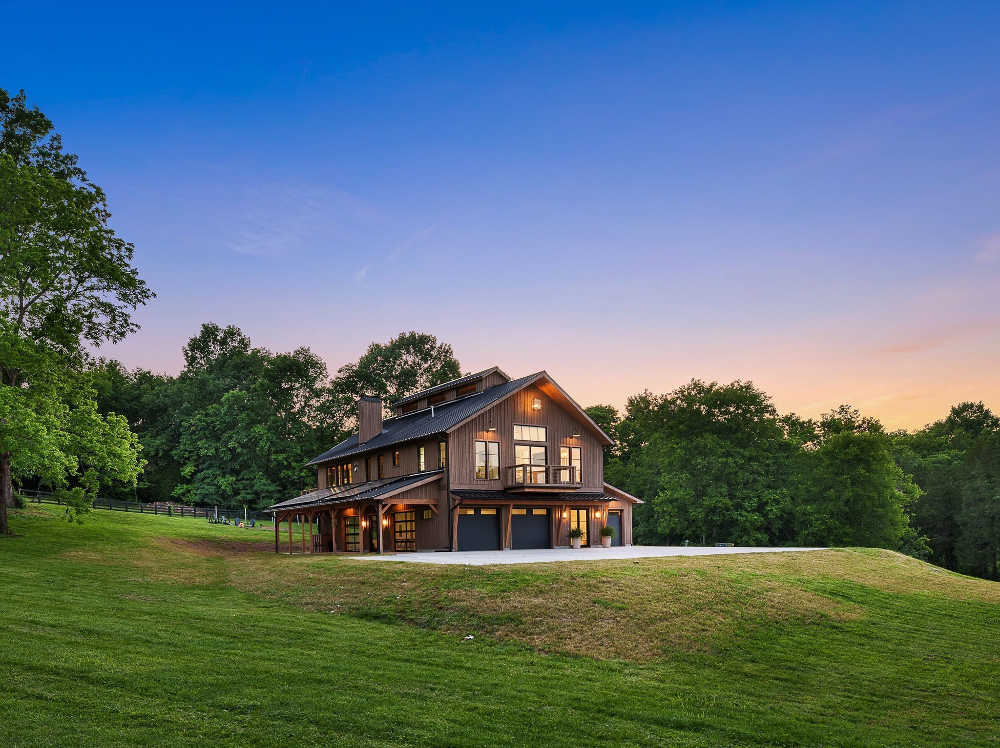 Walk-able, Pool table, Land, Privacy, New, Live music,Horseback riding,Events