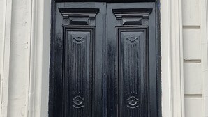 A black double door with a sign above it reading "MEXICAN HOTEL". - MEDITERRANEO HOSTEL (Asunción)