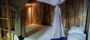Dormitorio compartido urbano, vista a la ciudad | Espacio para trabajar con laptop, wifi gratis y ropa de cama 