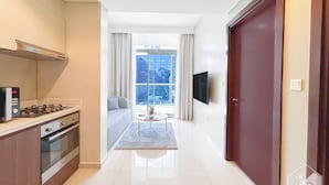 Fridge, microwave, oven, stovetop - Gorgeous 1B With Balcony in Business Bay (Dubai)