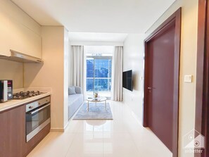 Fridge, microwave, oven, stovetop - Gorgeous 1B With Balcony in Business Bay (Dubai)
