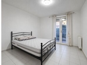 2 bedrooms, iron/ironing board, WiFi (free)
