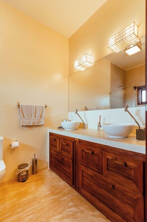 Shower, hair dryer, towels, soap - Vila Harmonia - O Luxo em Plena Natureza (Rancho do peixe Cruz)