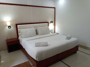Desk, laptop workspace, iron/ironing board, free WiFi - Hotel Autumn Crocus (Guwahati)