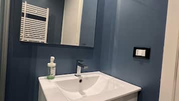 Secador de pelo, toallas, jabón y papel higiénico