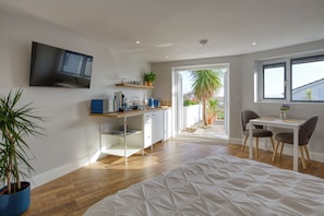 1 habitación, tabla de planchar con plancha, wifi gratis y ropa de cama