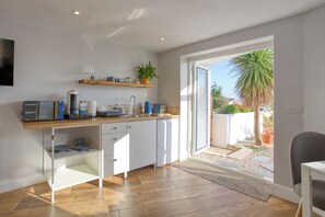 Refrigerador, microondas, cafetera y tetera y tetera eléctrica