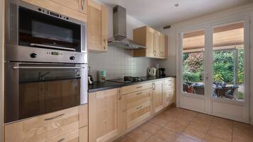 Een koelkast, een microgolfoven, een oven, een vaatwasser