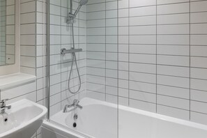 Douche, sèche-cheveux, serviettes fournies