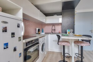 Réfrigérateur, micro-ondes, four, cafetière/bouilloire