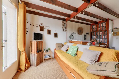 Quiet getaway with swimming pool, 400m from the beach