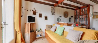 Quiet getaway with swimming pool, 400m from the beach