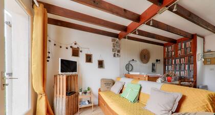 Quiet getaway with swimming pool, 400m from the beach