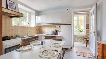 Réfrigérateur, micro-ondes, four, cafetiÚre/bouilloire