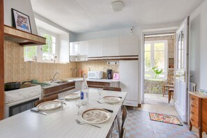 Fridge, microwave, oven, coffee/tea maker