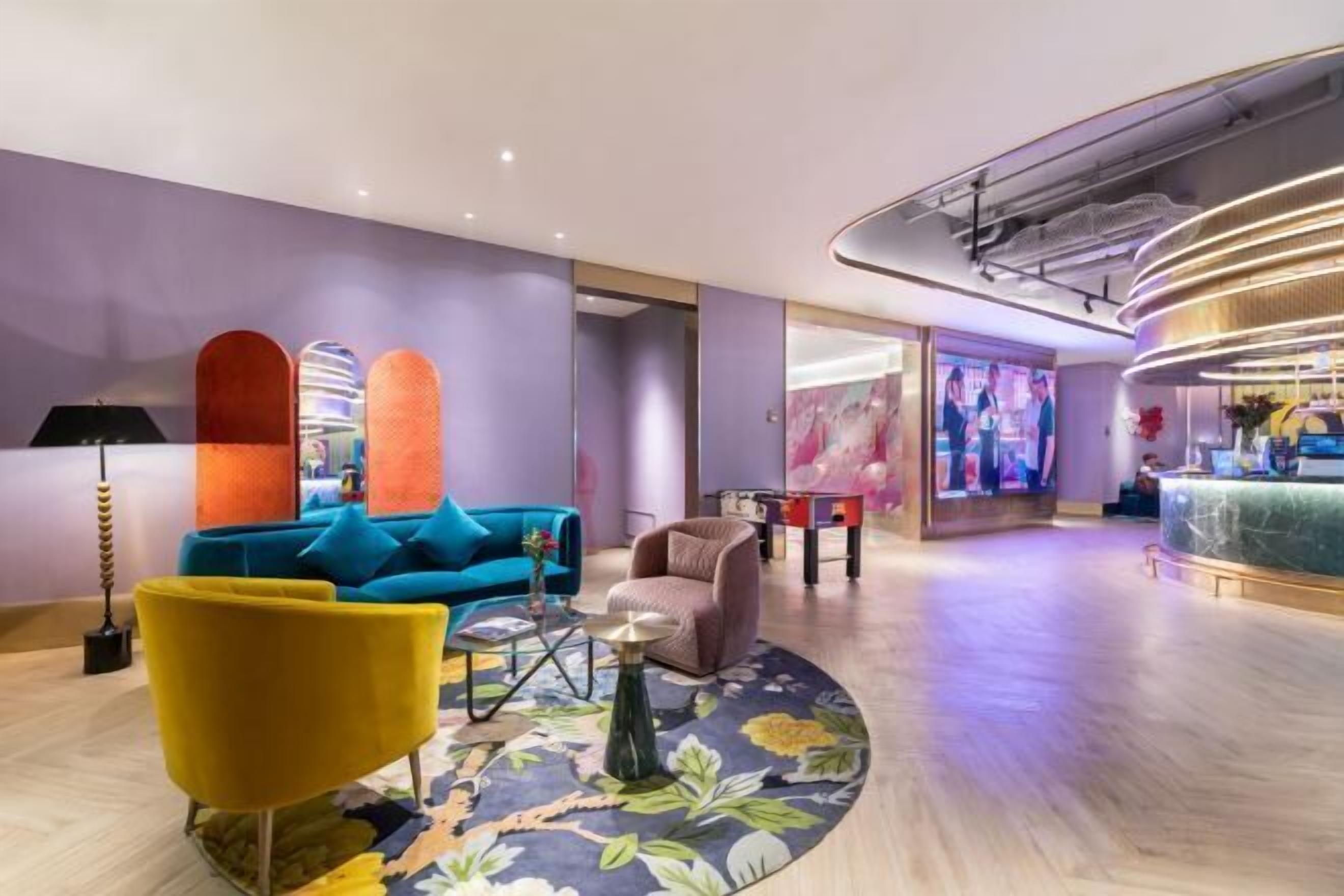 Lobby-lounge