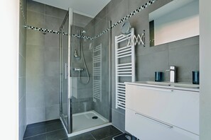 Dusche, Haartrockner, Handtücher, Toilettenpapier
