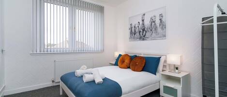 2 bedrooms, desk, iron/ironing board, WiFi