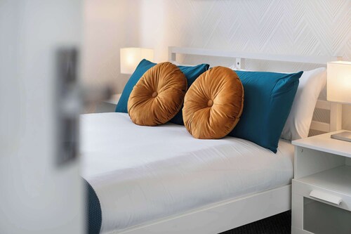 Free Parking - 2 Bedroom Flat-by Holiday Homes