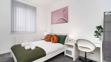 2 bedrooms, desk, iron/ironing board, WiFi