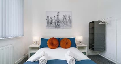 Free Parking - 2 Bedroom Flat
