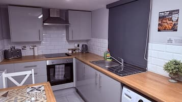 Panoramic Studio, Private Bathroom | Shared kitchen | Full-sized fridge, microwave, oven, stovetop