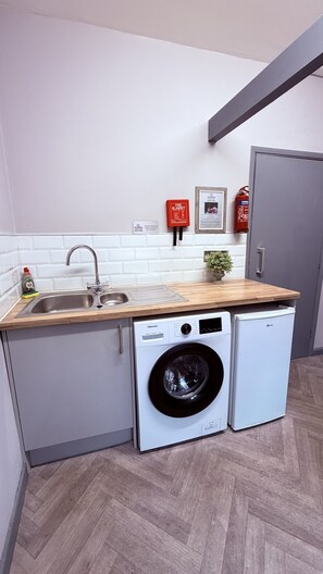 Apartment, Private Bathroom (2 Bedroom) | Shared kitchen | Full-size fridge, microwave, oven, stovetop - Grant House (Boston)