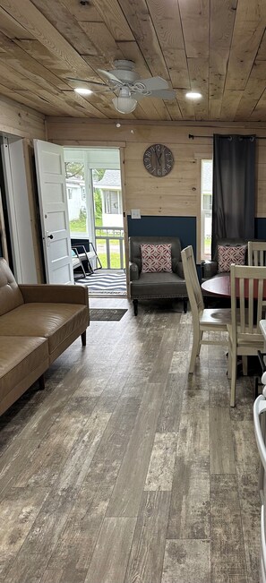 Smart TV, ping pong - Bluebird Cottage in Vacation Lane. (Ludington)